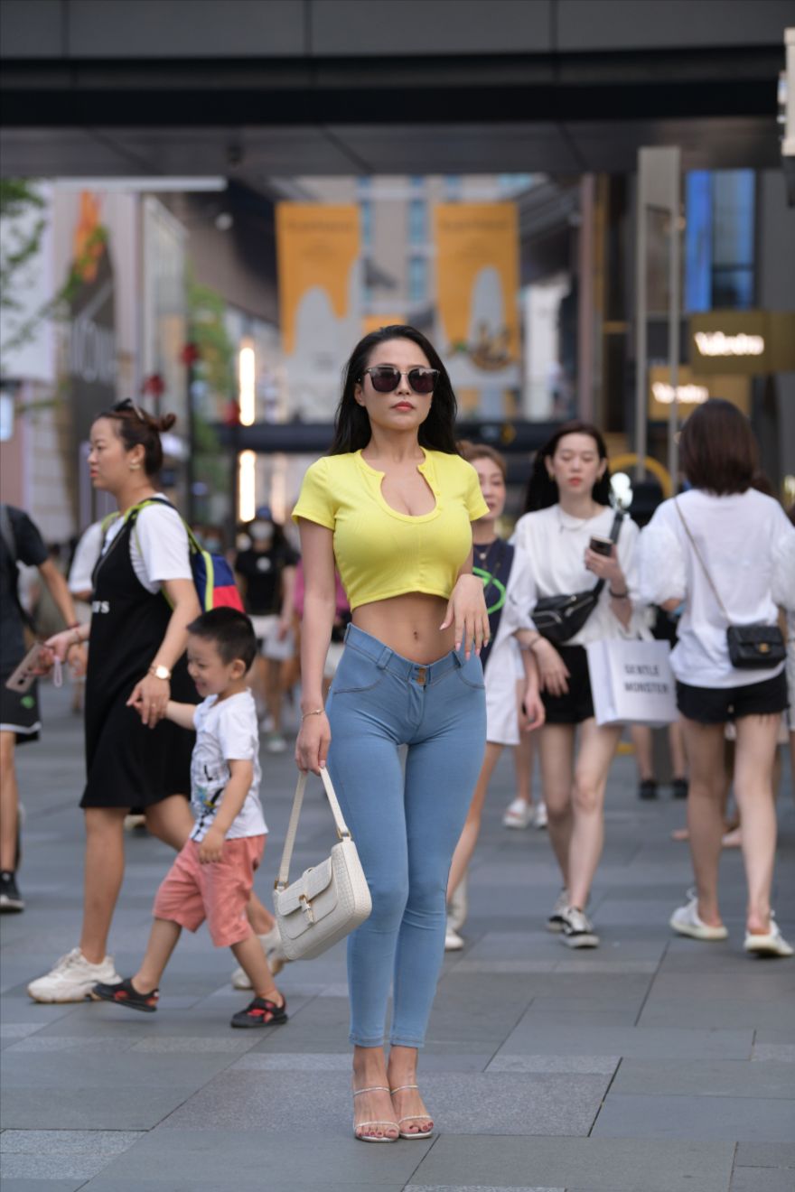 图片[6]-极品紧身牛仔-街拍图满多