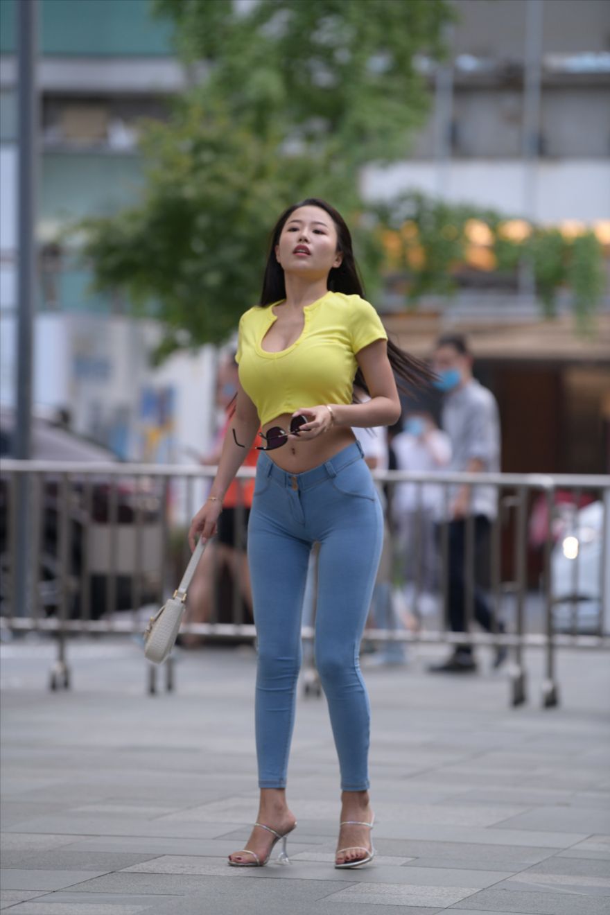 图片[5]-极品紧身牛仔-街拍图满多