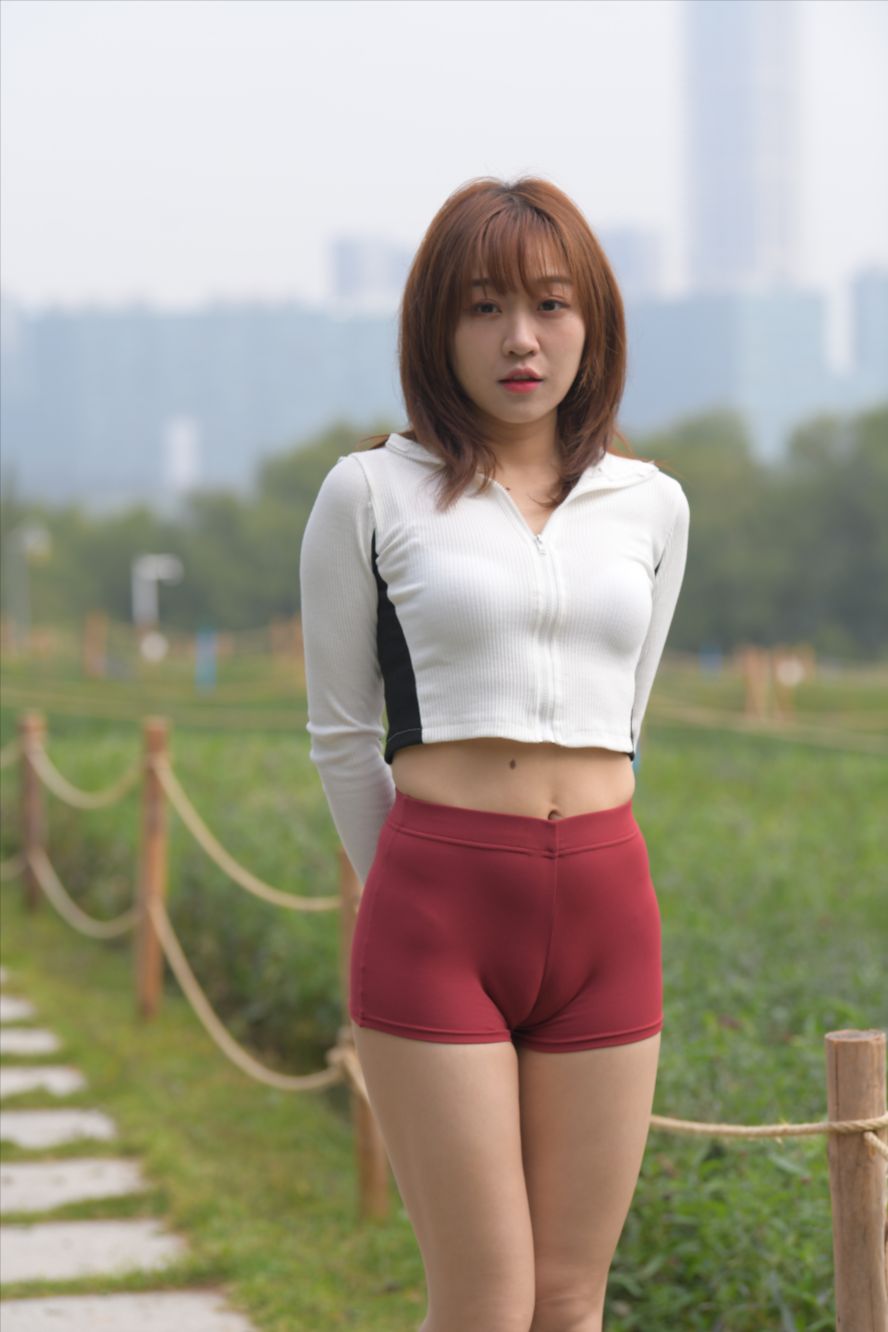 红色紧身热裤(套图+视频)-街拍图满多
