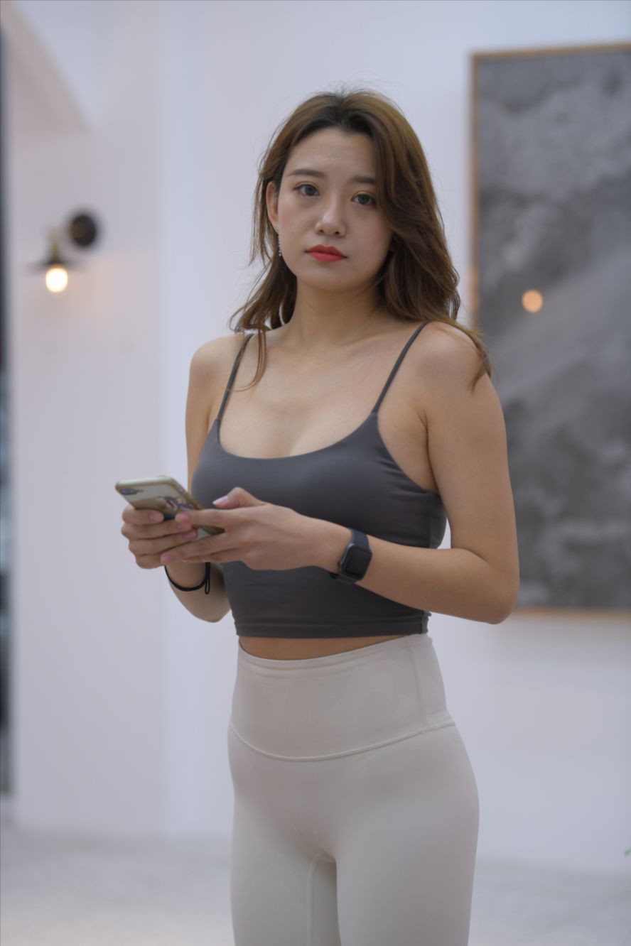 图片[2]-白色紧身裤(套图+视频)-街拍图满多