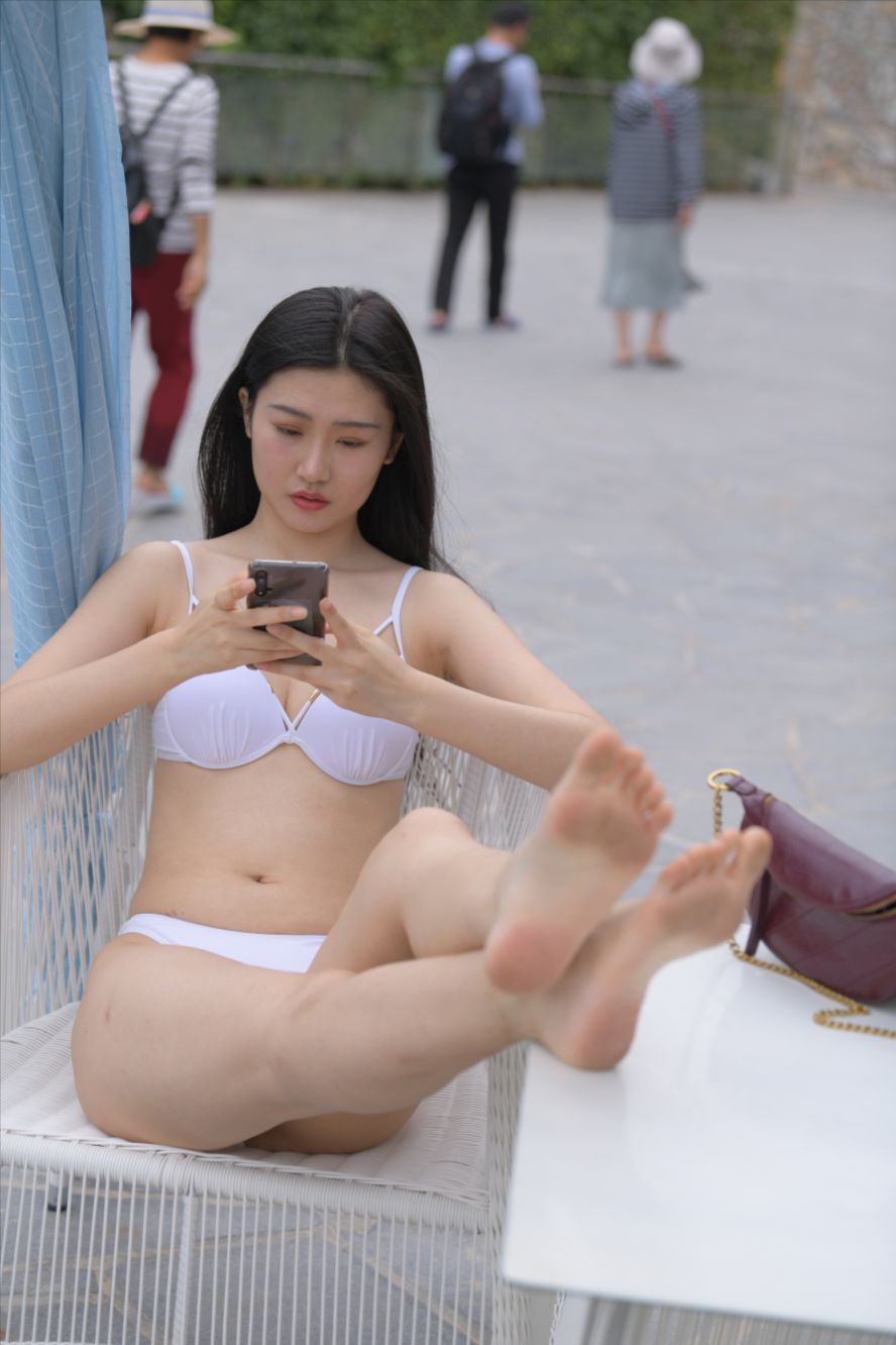 图片[7]-白色比基尼泳装(套图+视频)-街拍图满多