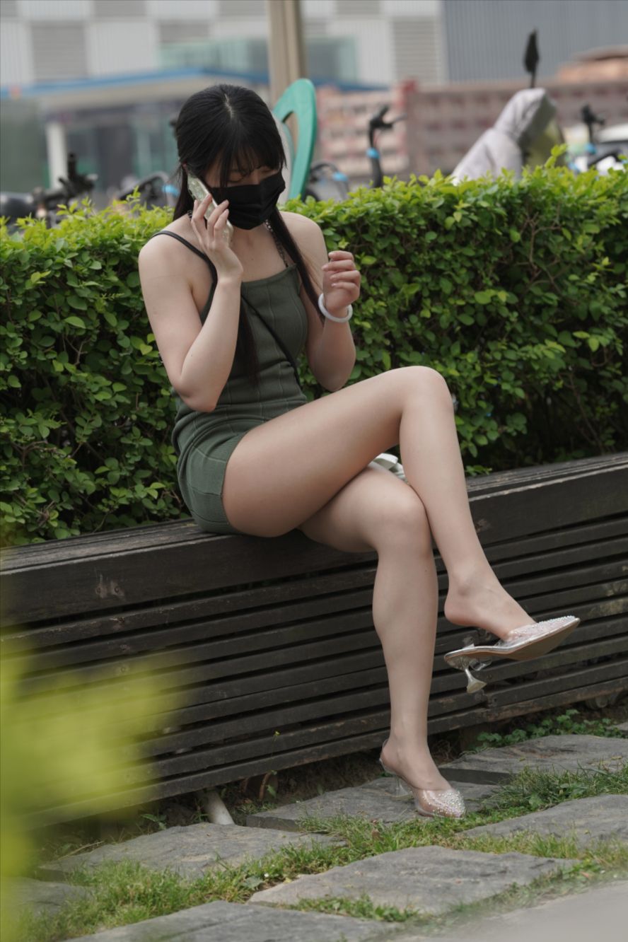 图片[8]-绿色包臀裙丝袜美女(套图+视频)-街拍图满多