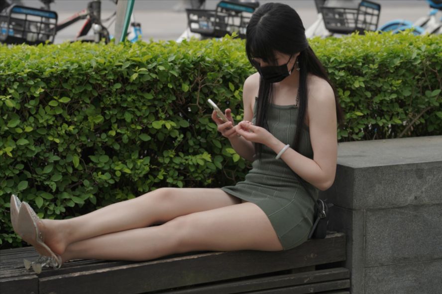 图片[9]-绿色包臀裙丝袜美女(套图+视频)-街拍图满多