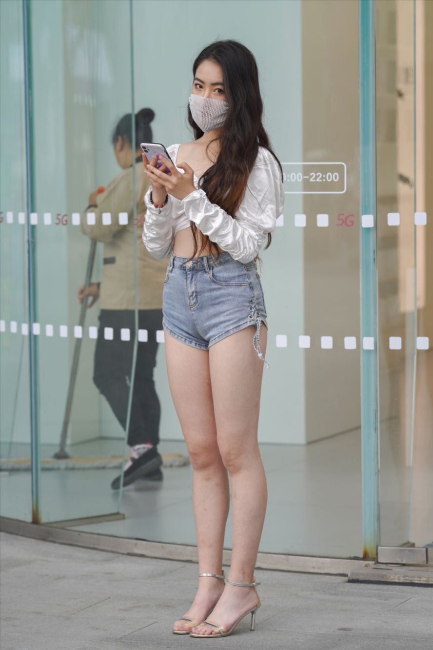 大长腿美女，牛仔热裤(套图+视频)-街拍图满多