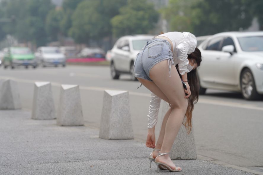 图片[5]-大长腿美女，牛仔热裤(套图+视频)-街拍图满多