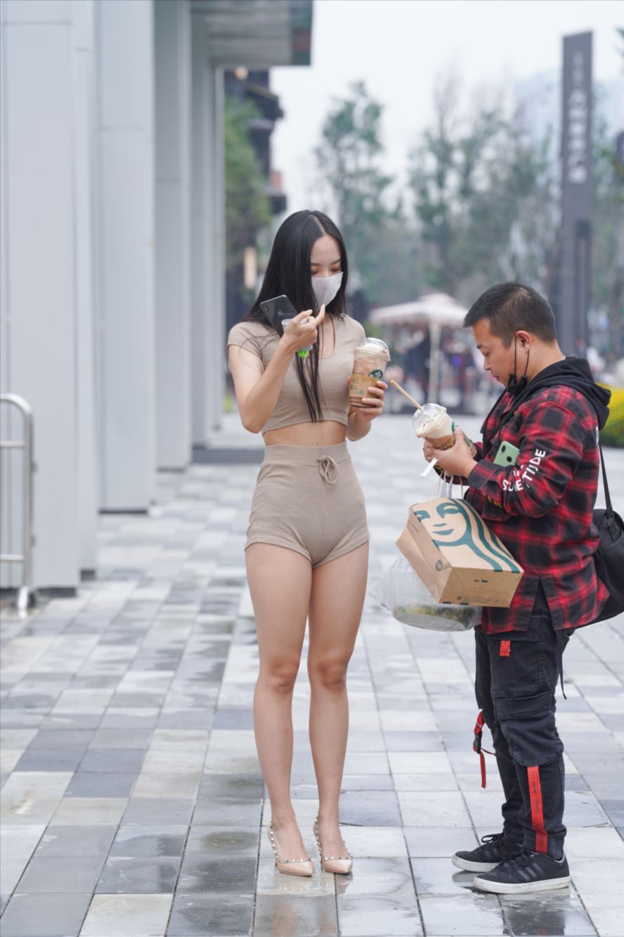 图片[2]-慵懒的下午，紧身热裤(套图+视频)-街拍图满多