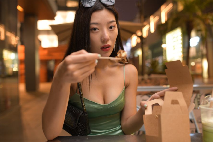 绿色长裙(套图+视频)一始街拍作品 – 夜拍绿色长裙美女-街拍图满多