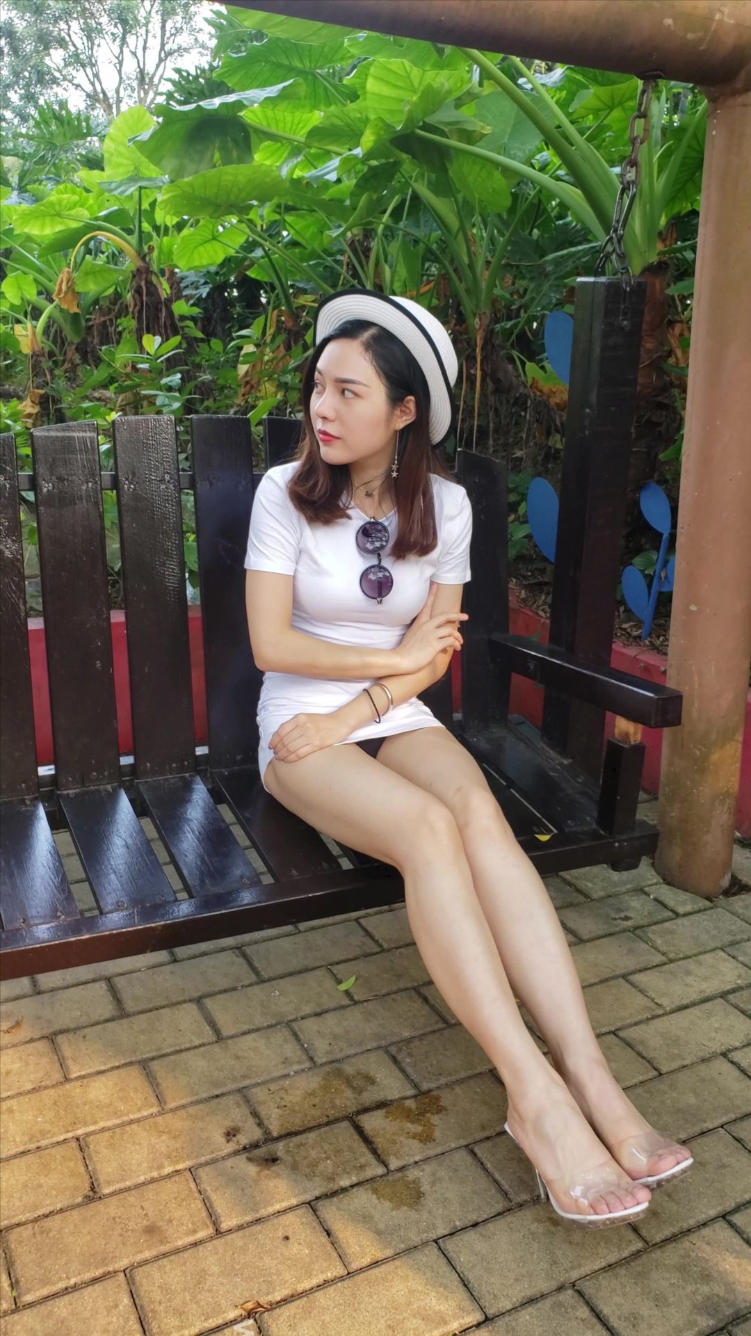 白色包臀短裙(套图+视频)-街拍图满多