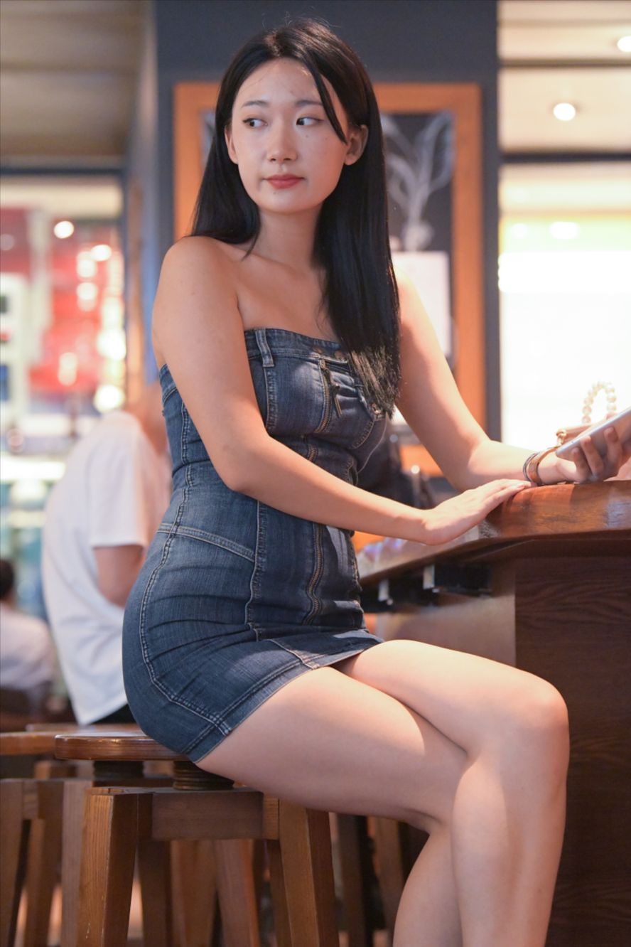 牛仔裙美女(套图+视频)-街拍图满多