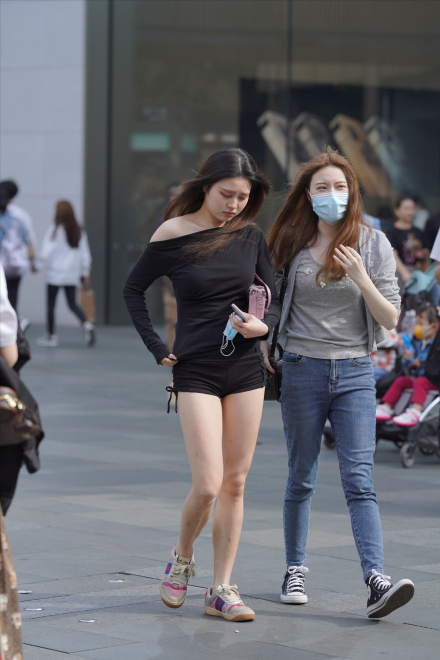 图片[2]-热裤女孩-街拍图满多