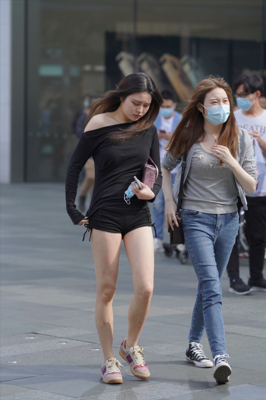 热裤女孩-街拍图满多