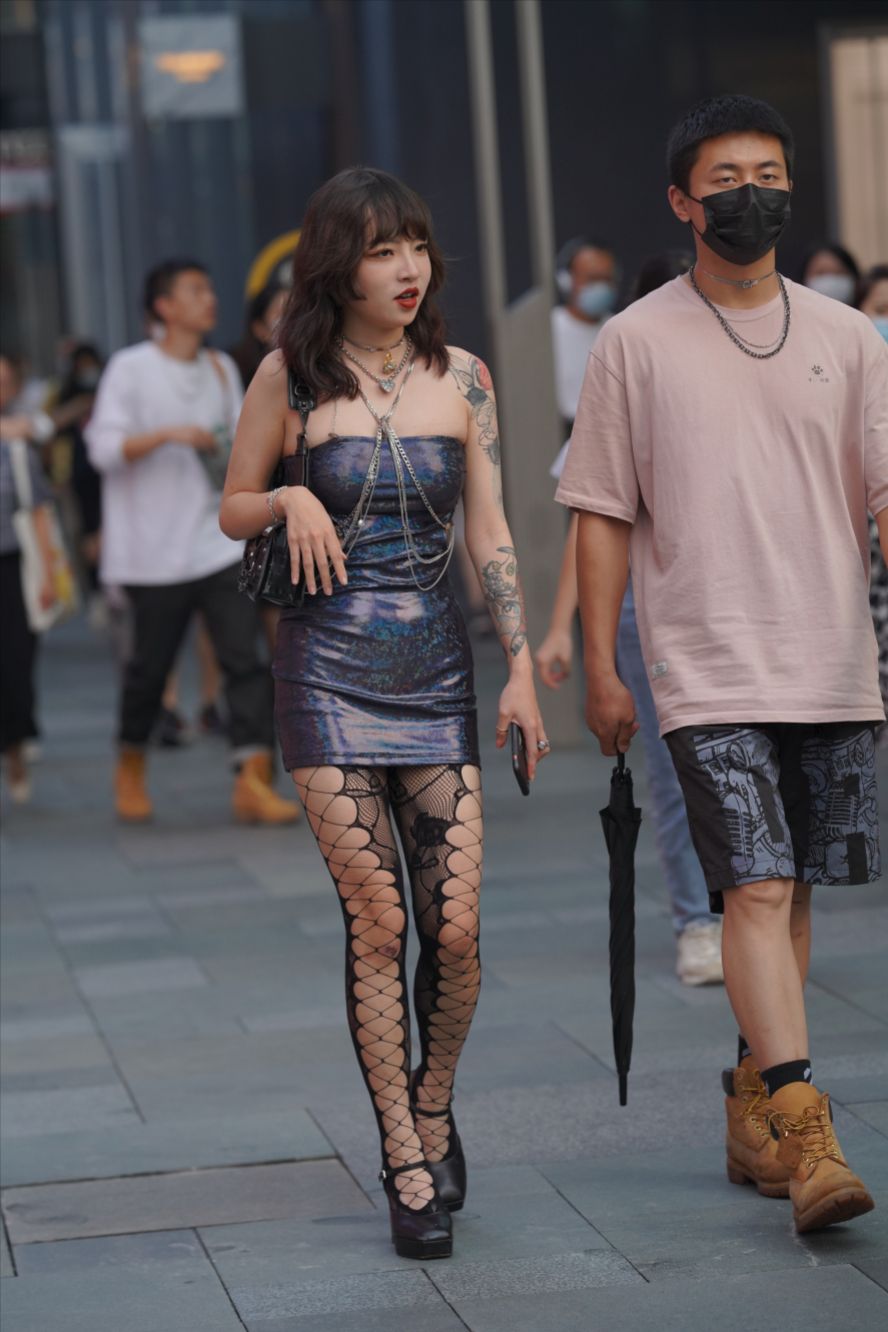 图片[7]-网袜辣妹-街拍图满多