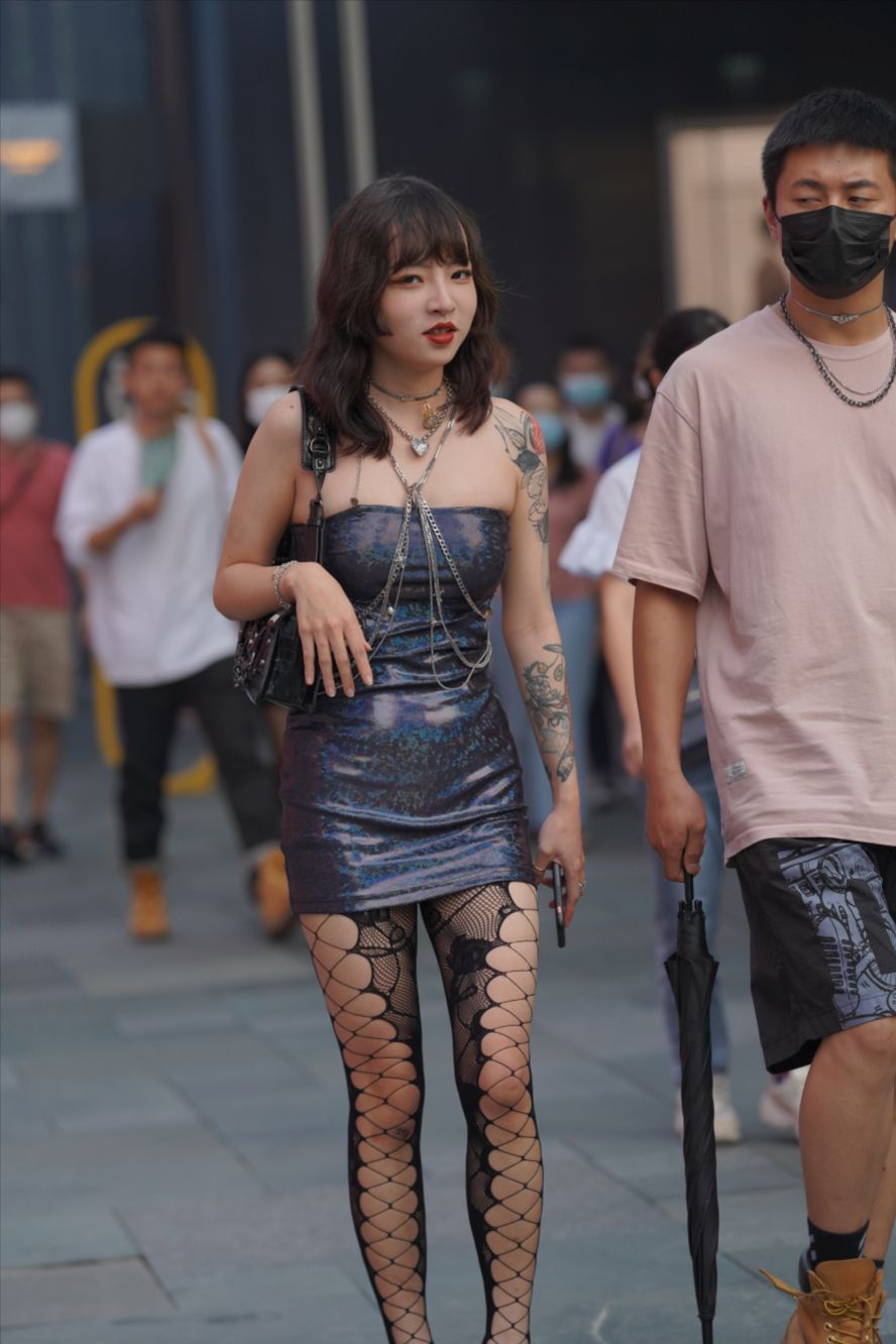 网袜辣妹-街拍图满多