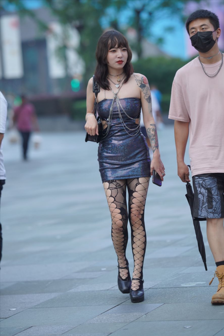 图片[2]-网袜辣妹-街拍图满多