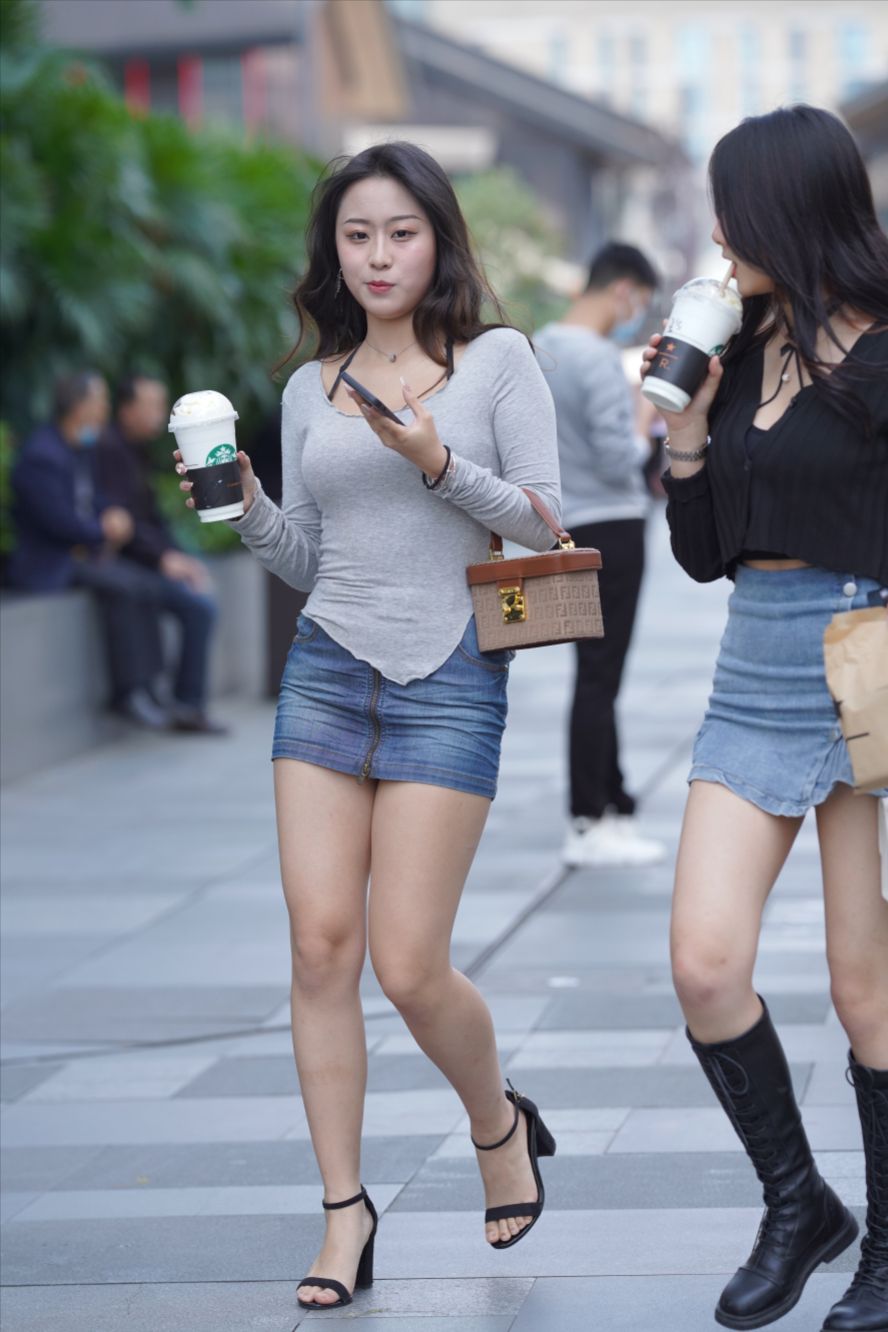 身材曼妙的美女 甜美可人-街拍图满多