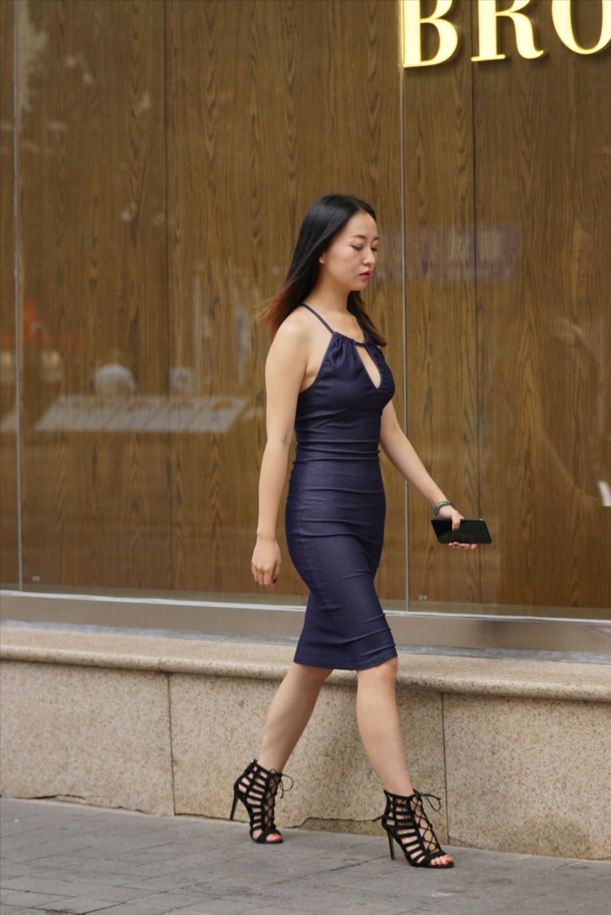 图片[6]-藏青色包臀裙美女-街拍图满多