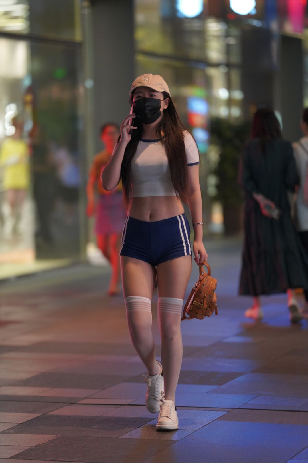 图片[4]-蓝色紧身热裤美眉-街拍图满多