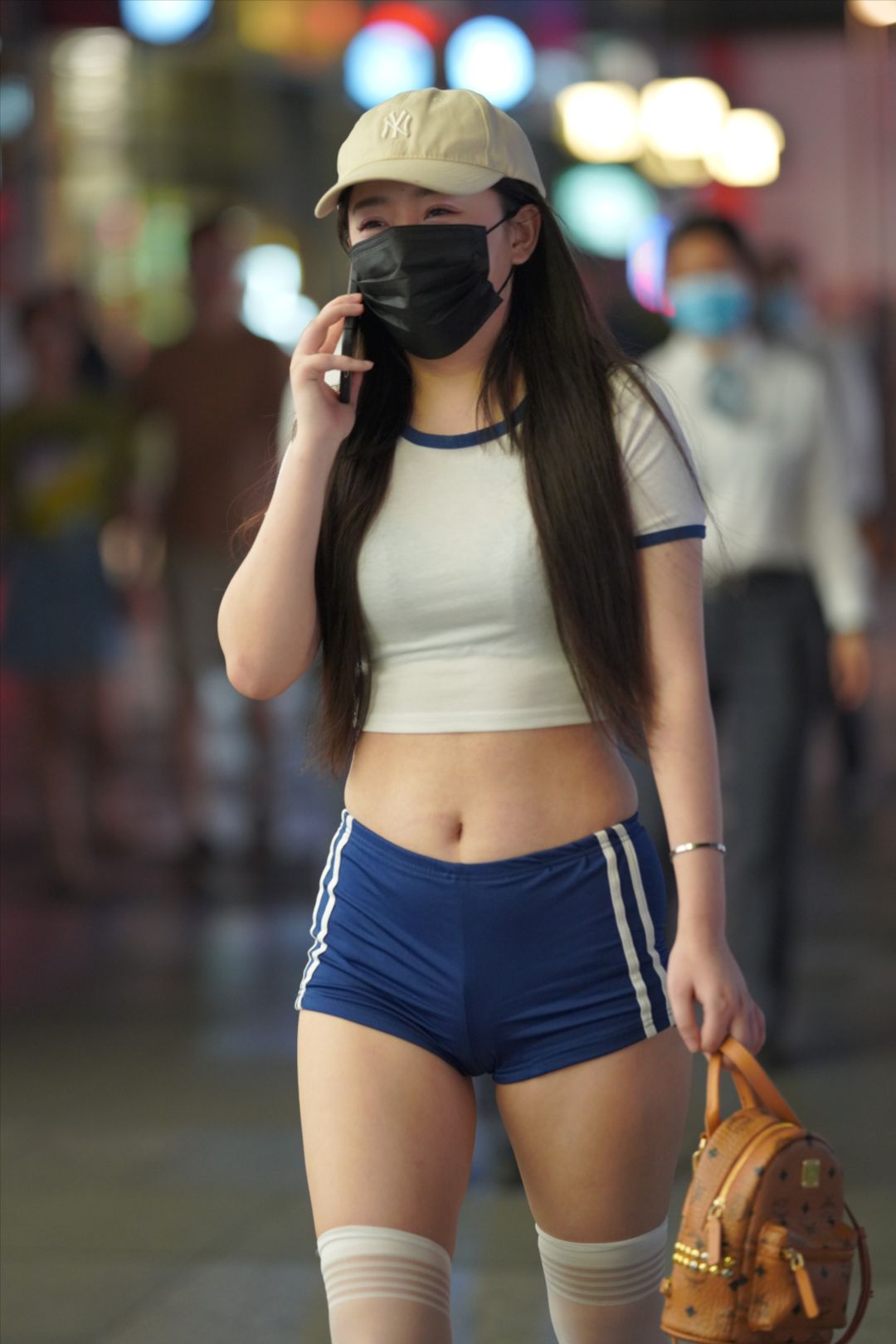 蓝色紧身热裤美眉-街拍图满多