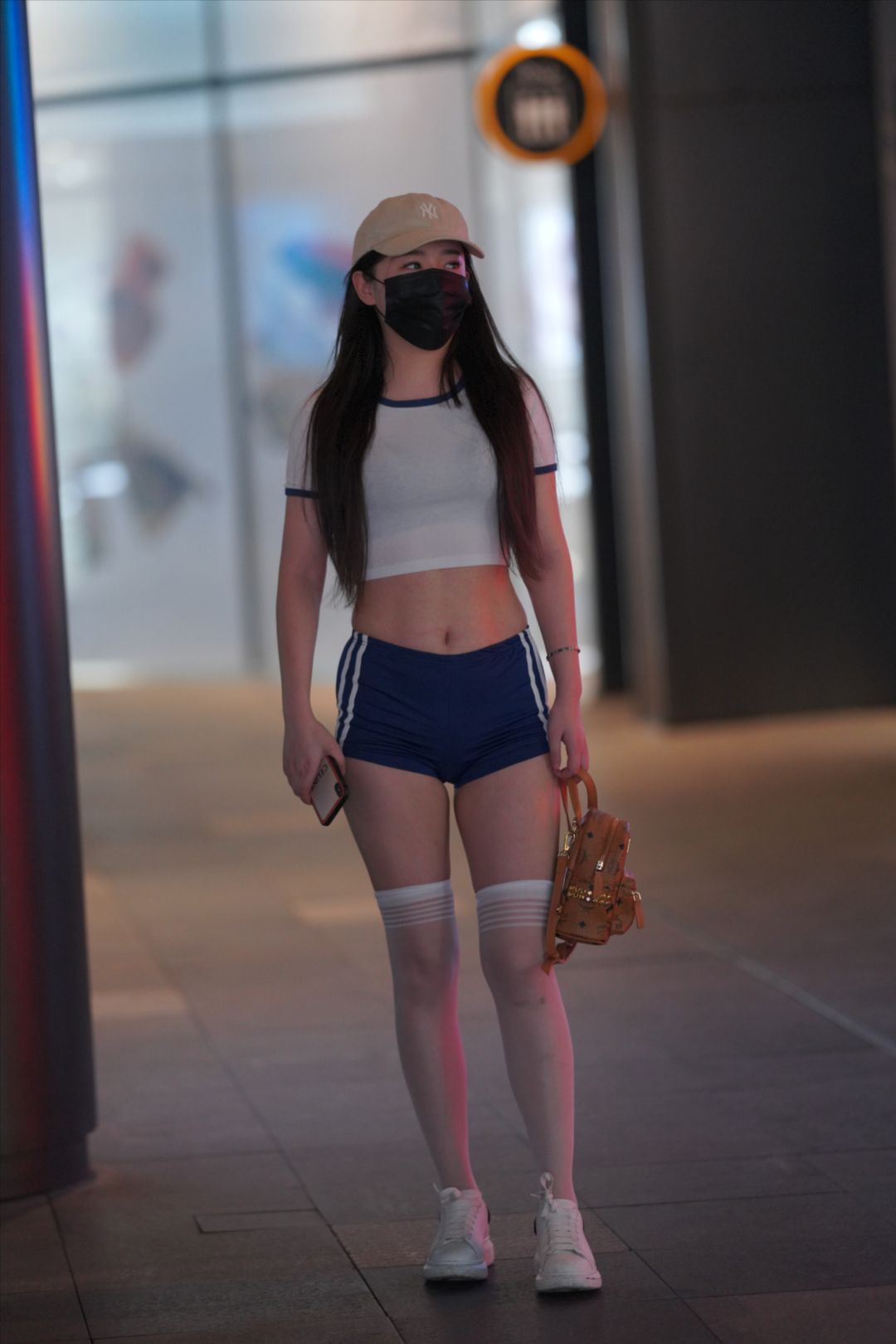 图片[3]-蓝色紧身热裤美眉-街拍图满多