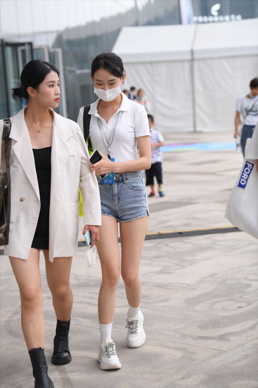 牛仔热裤-街拍图满多
