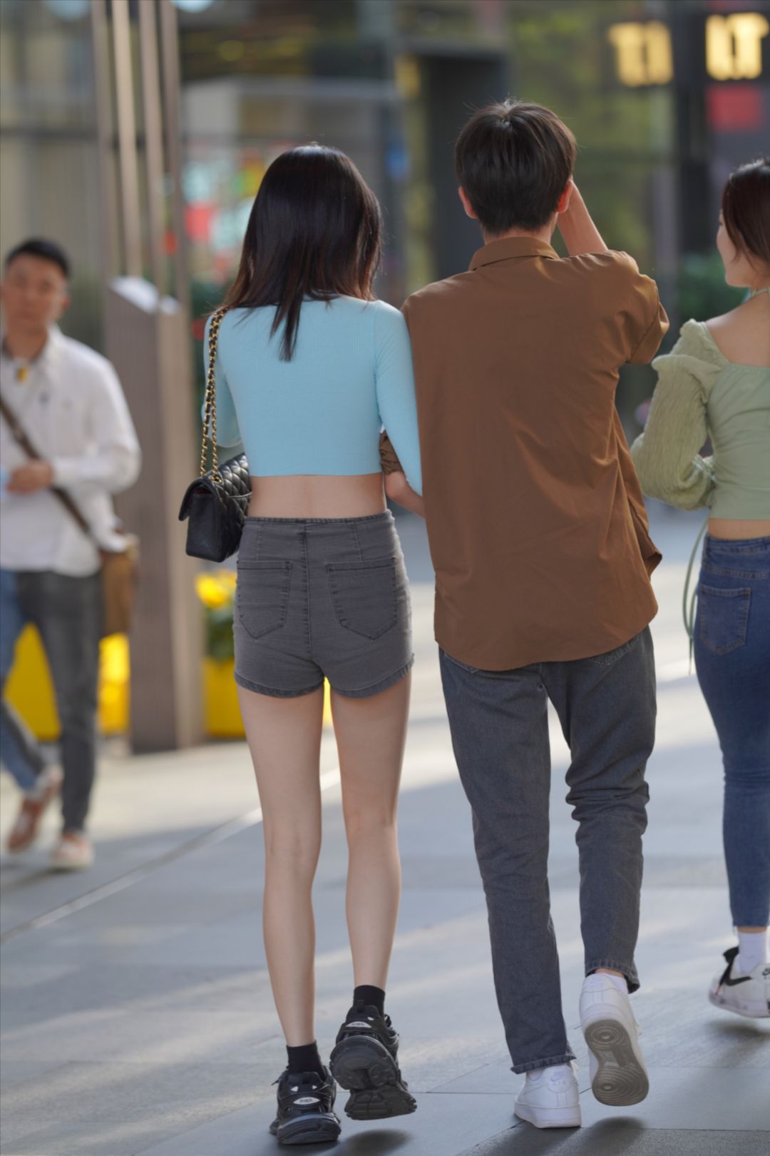 图片[5]-牛仔热裤大长腿-街拍图满多