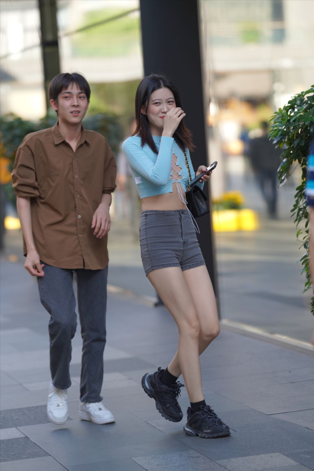 图片[4]-牛仔热裤大长腿-街拍图满多
