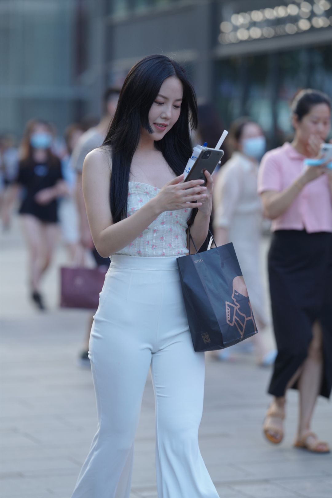 图片[2]-美好的一天 从微微一笑开始-街拍图满多