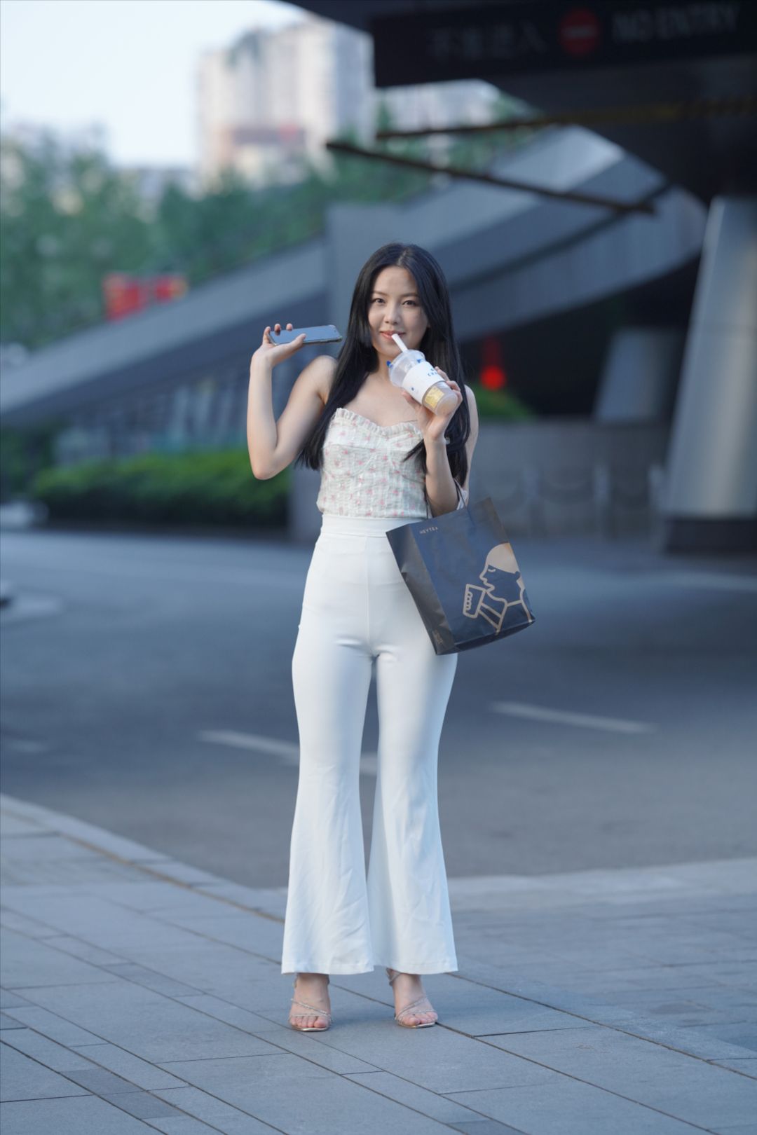 图片[3]-美好的一天 从微微一笑开始-街拍图满多