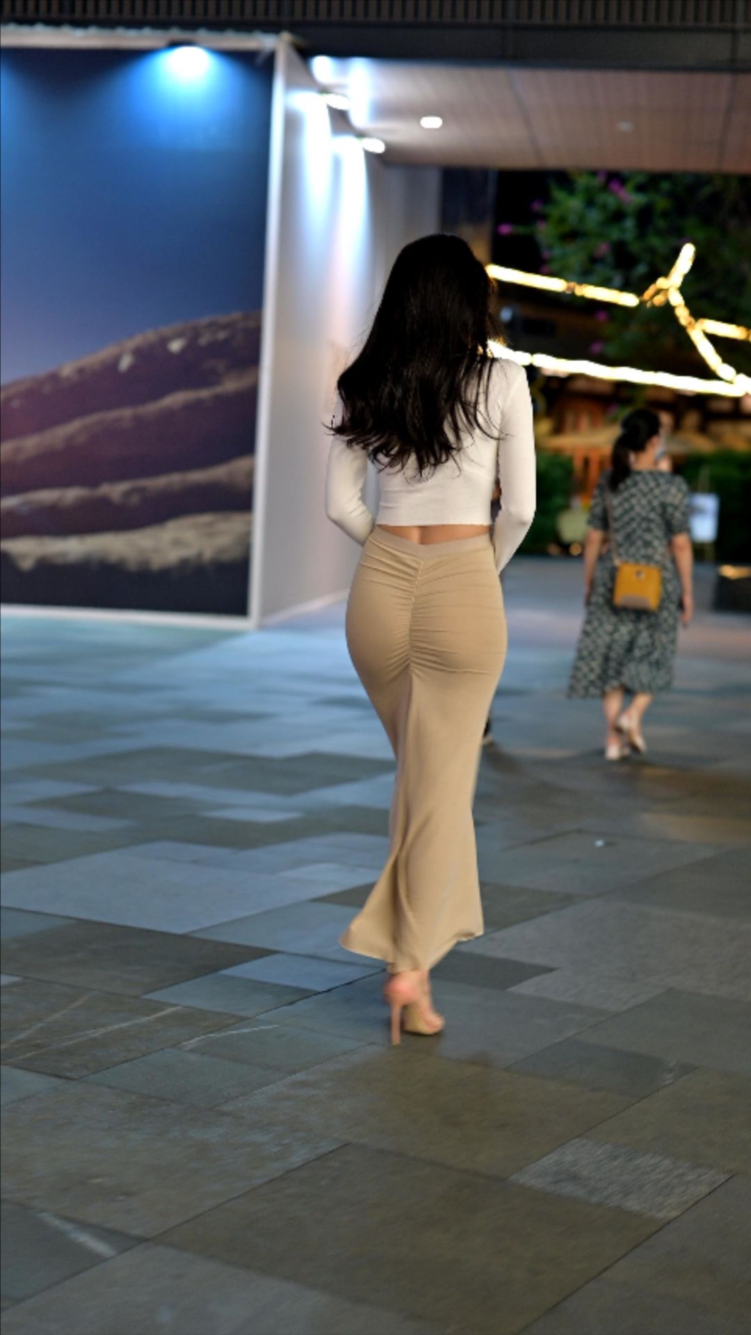 图片[4]-翘臀美女-街拍图满多