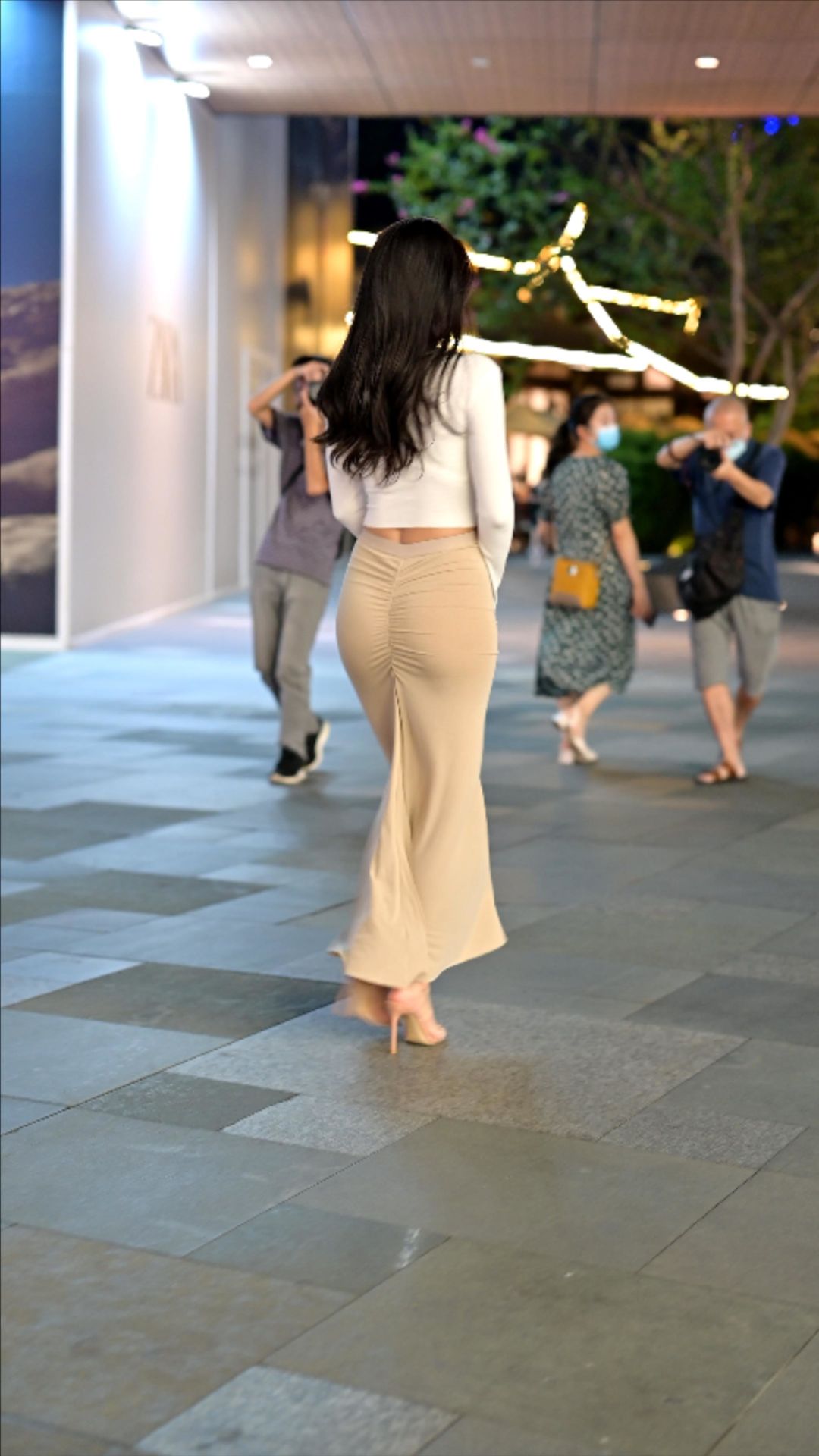 图片[3]-翘臀美女-街拍图满多