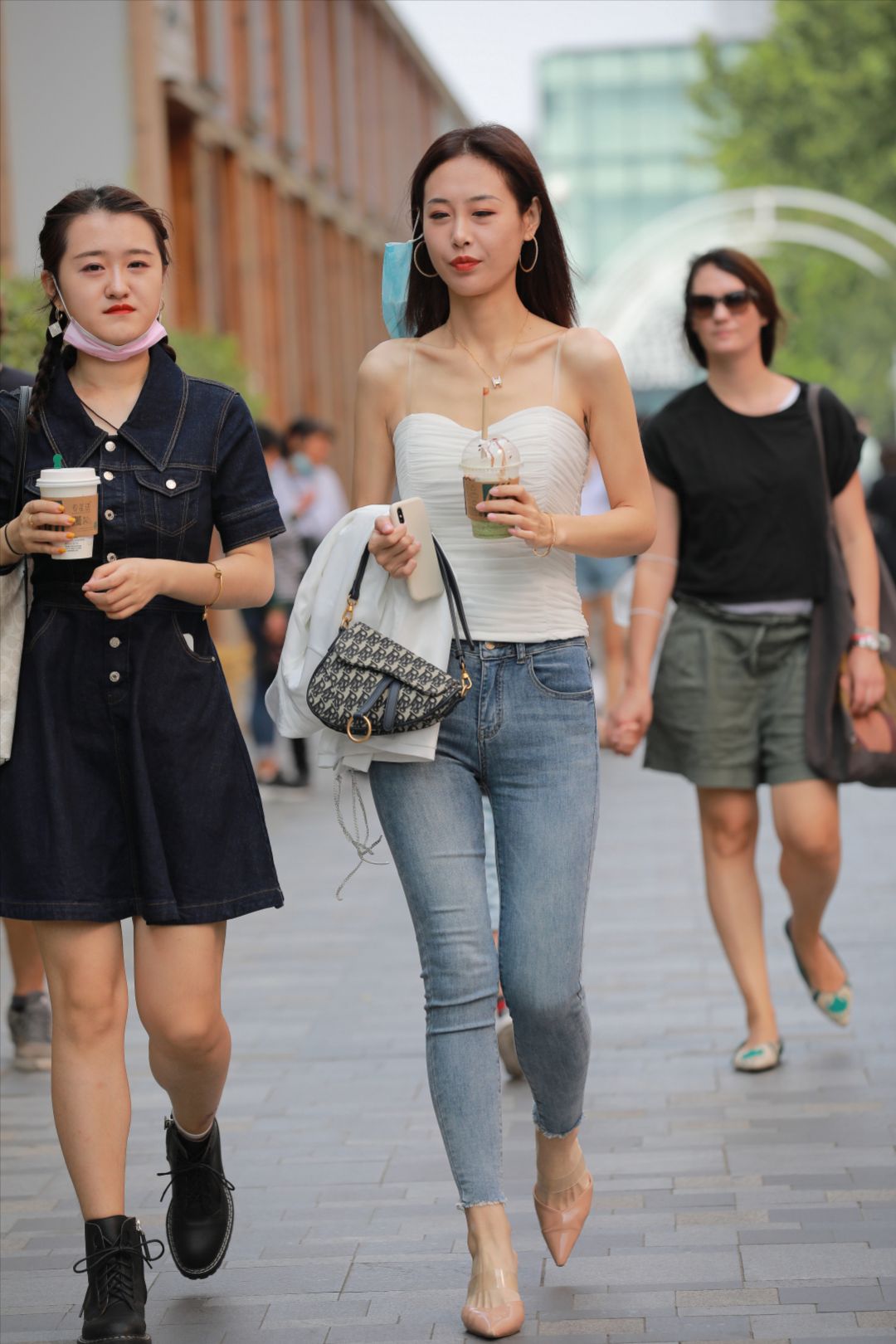 图片[2]-蓝色牛仔裤高跟美女-街拍图满多