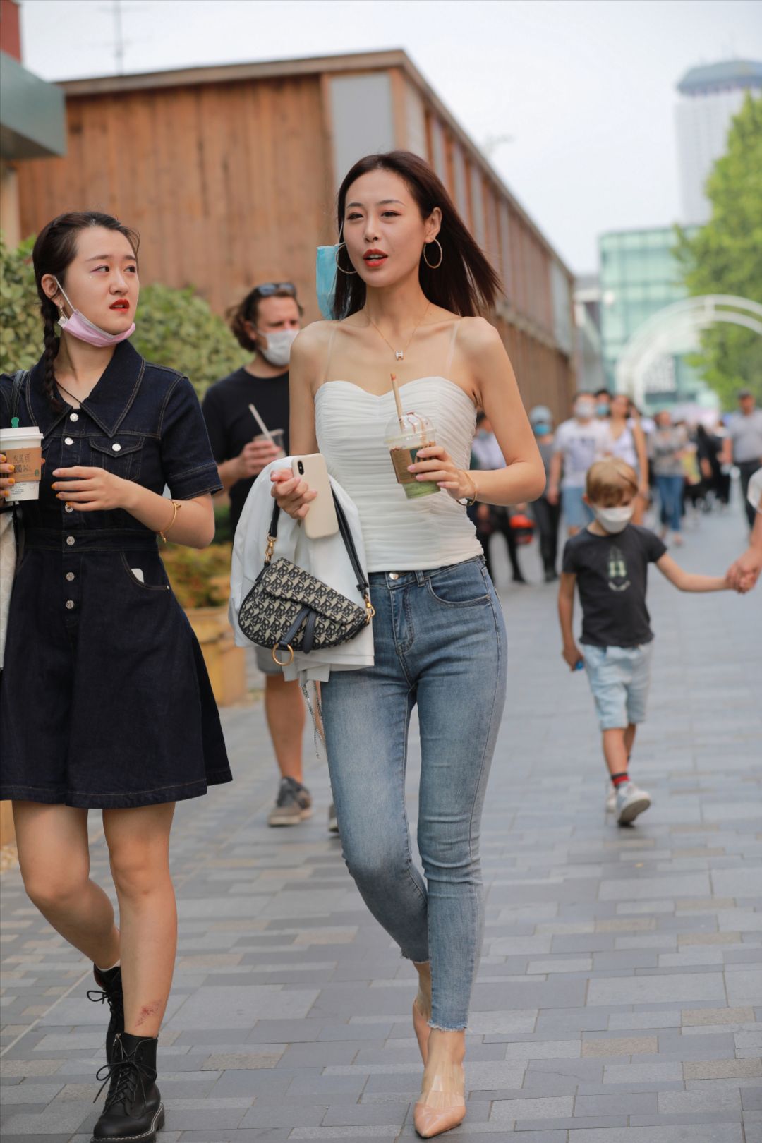 图片[10]-蓝色牛仔裤高跟美女-街拍图满多