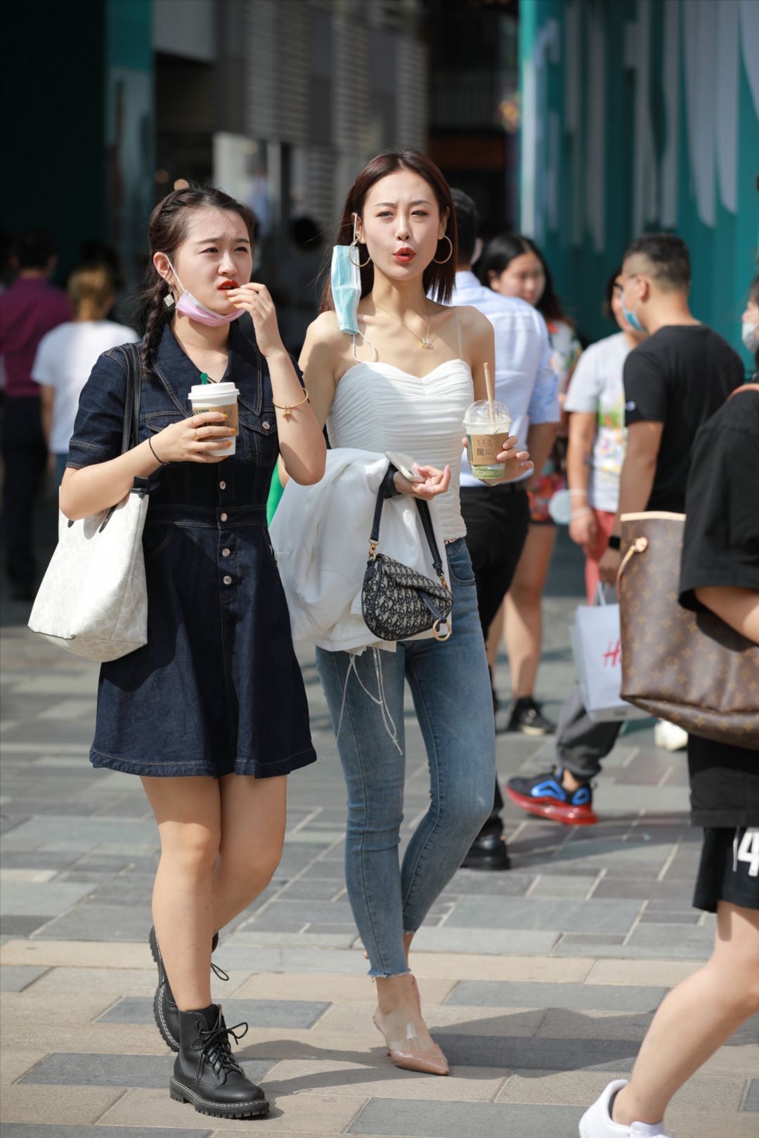 图片[5]-蓝色牛仔裤高跟美女-街拍图满多