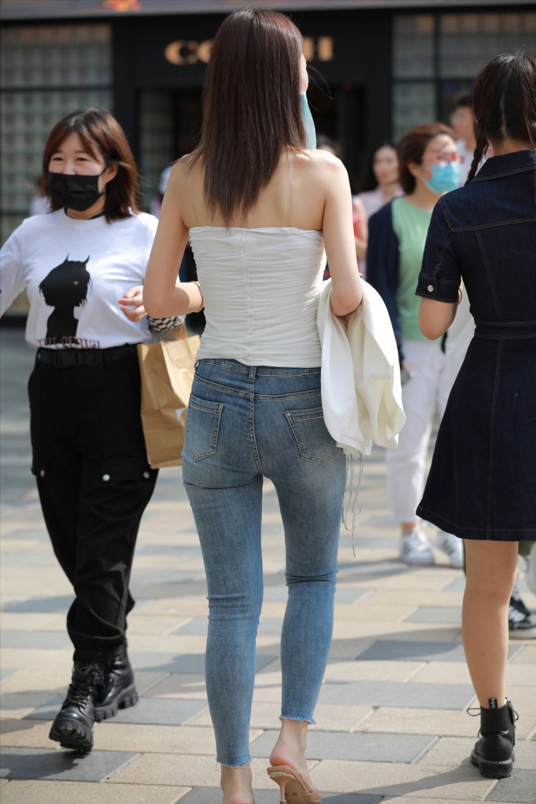 图片[4]-蓝色牛仔裤高跟美女-街拍图满多