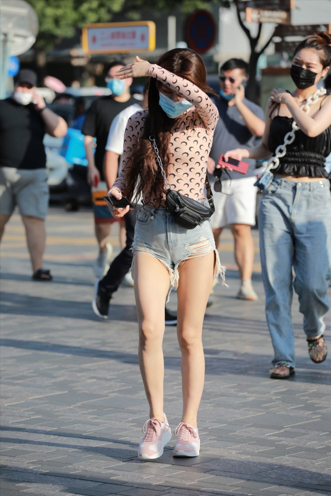 超性感蓝色牛仔热裤美女-街拍图满多