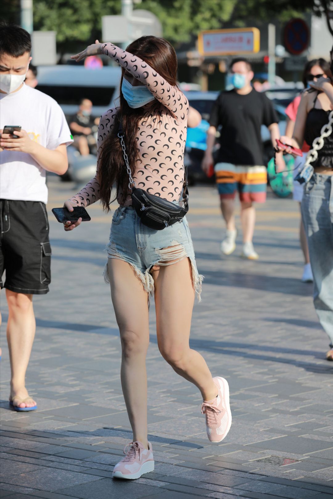 图片[3]-超性感蓝色牛仔热裤美女-街拍图满多
