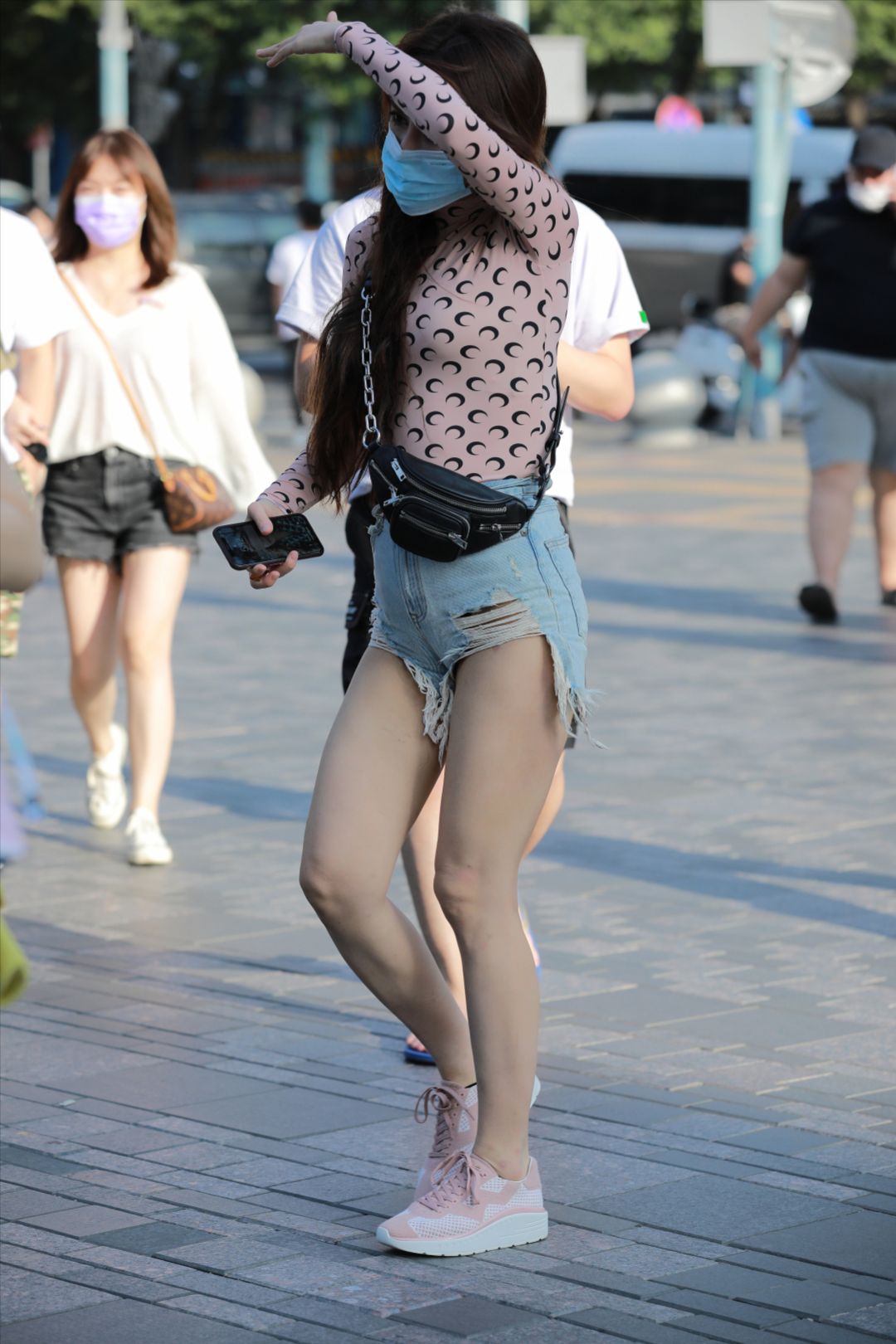 图片[4]-超性感蓝色牛仔热裤美女-街拍图满多