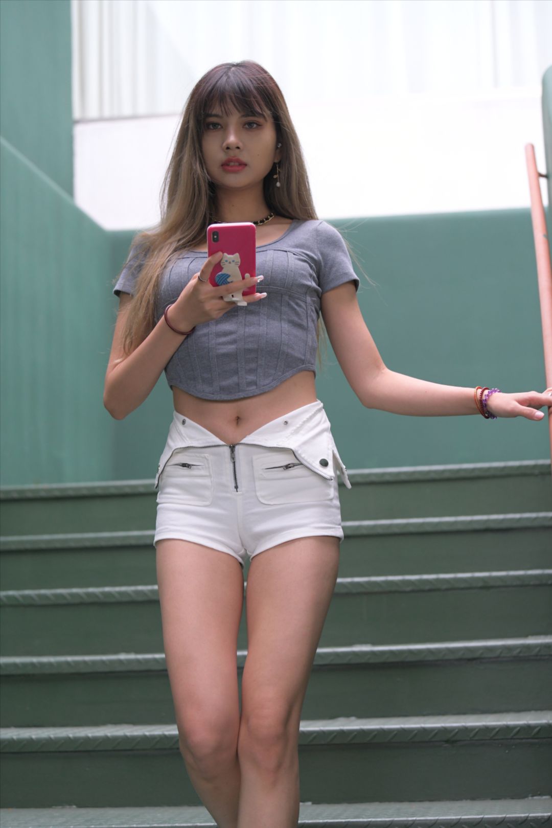 白色热裤长腿女孩-街拍图满多