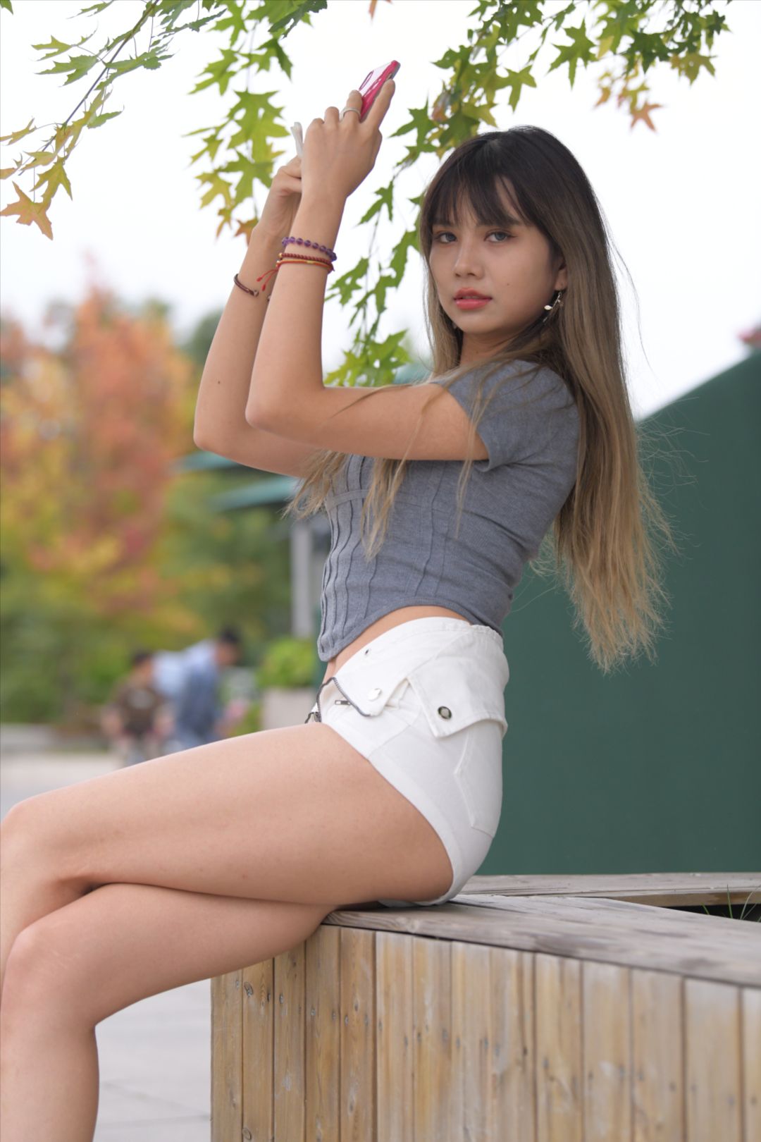 图片[2]-白色热裤长腿女孩-街拍图满多