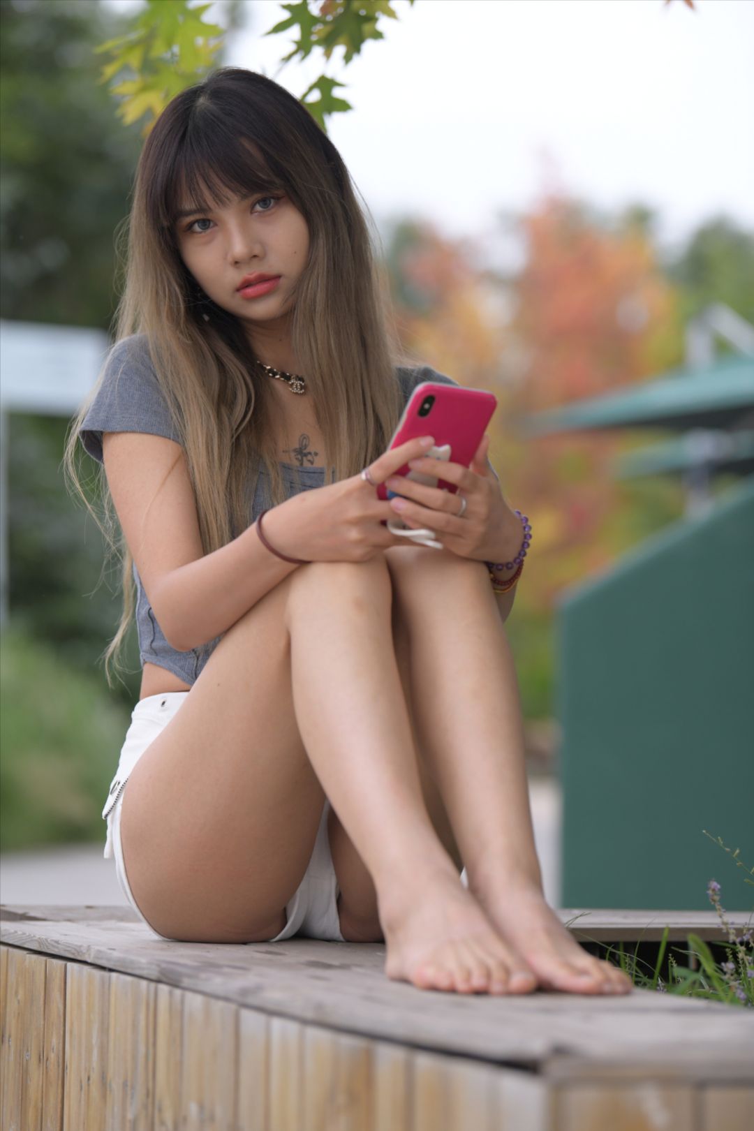 图片[3]-白色热裤长腿女孩-街拍图满多