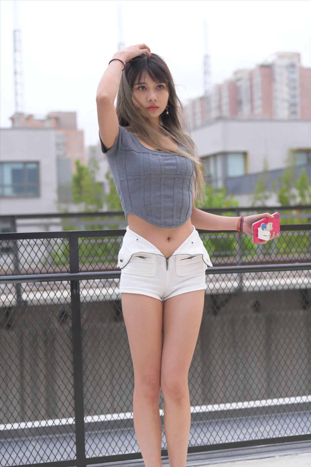 图片[7]-白色热裤长腿女孩-街拍图满多