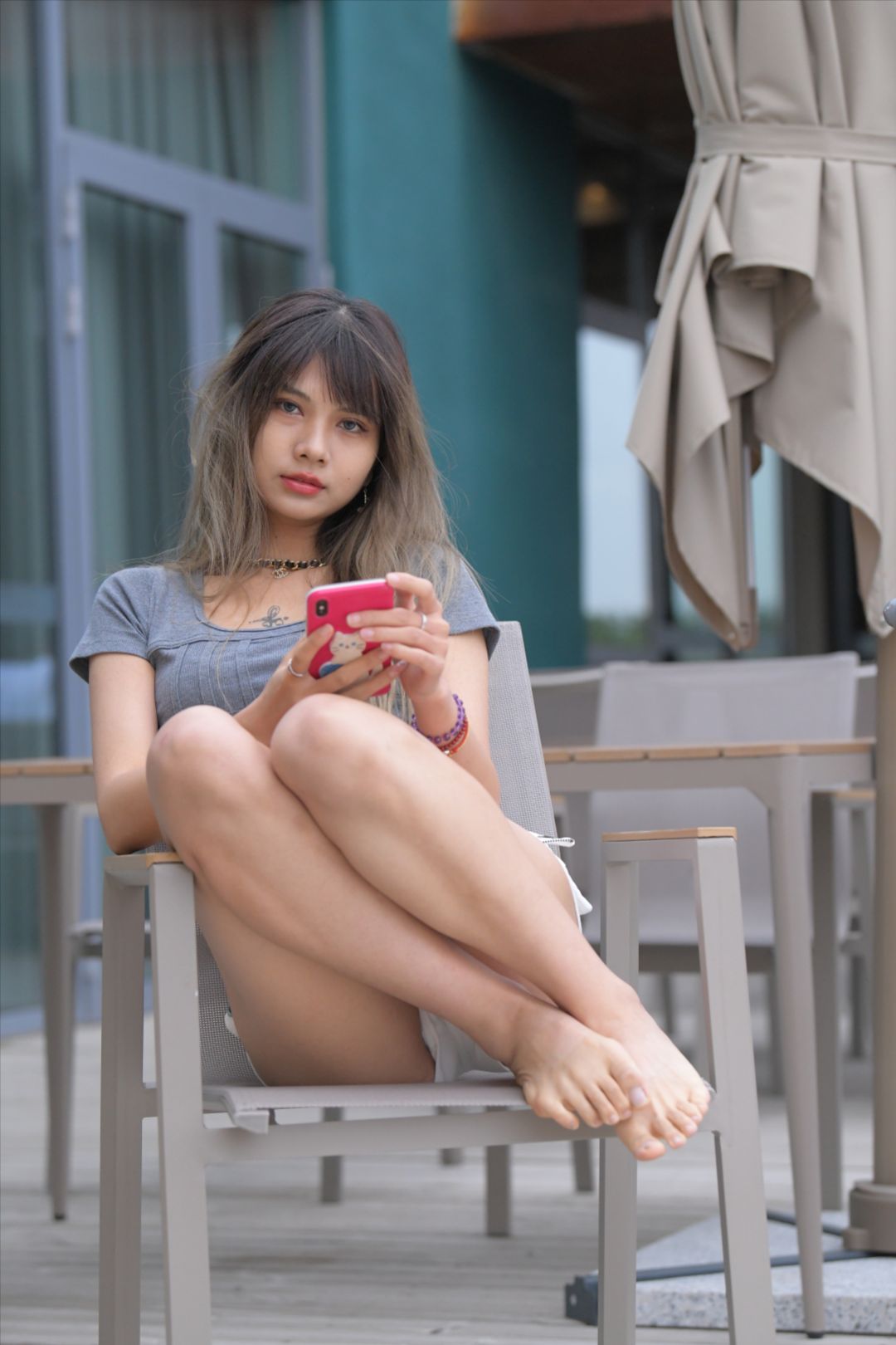 图片[9]-白色热裤长腿女孩-街拍图满多