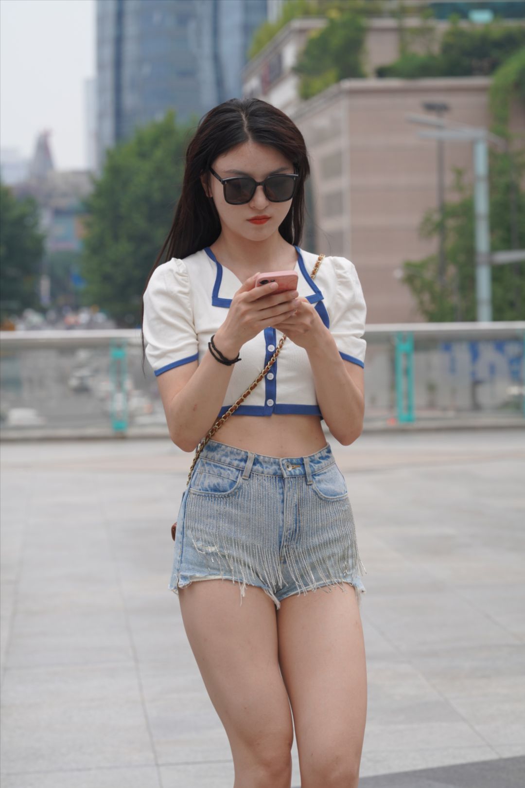图片[5]-牛仔热裤美女-街拍图满多