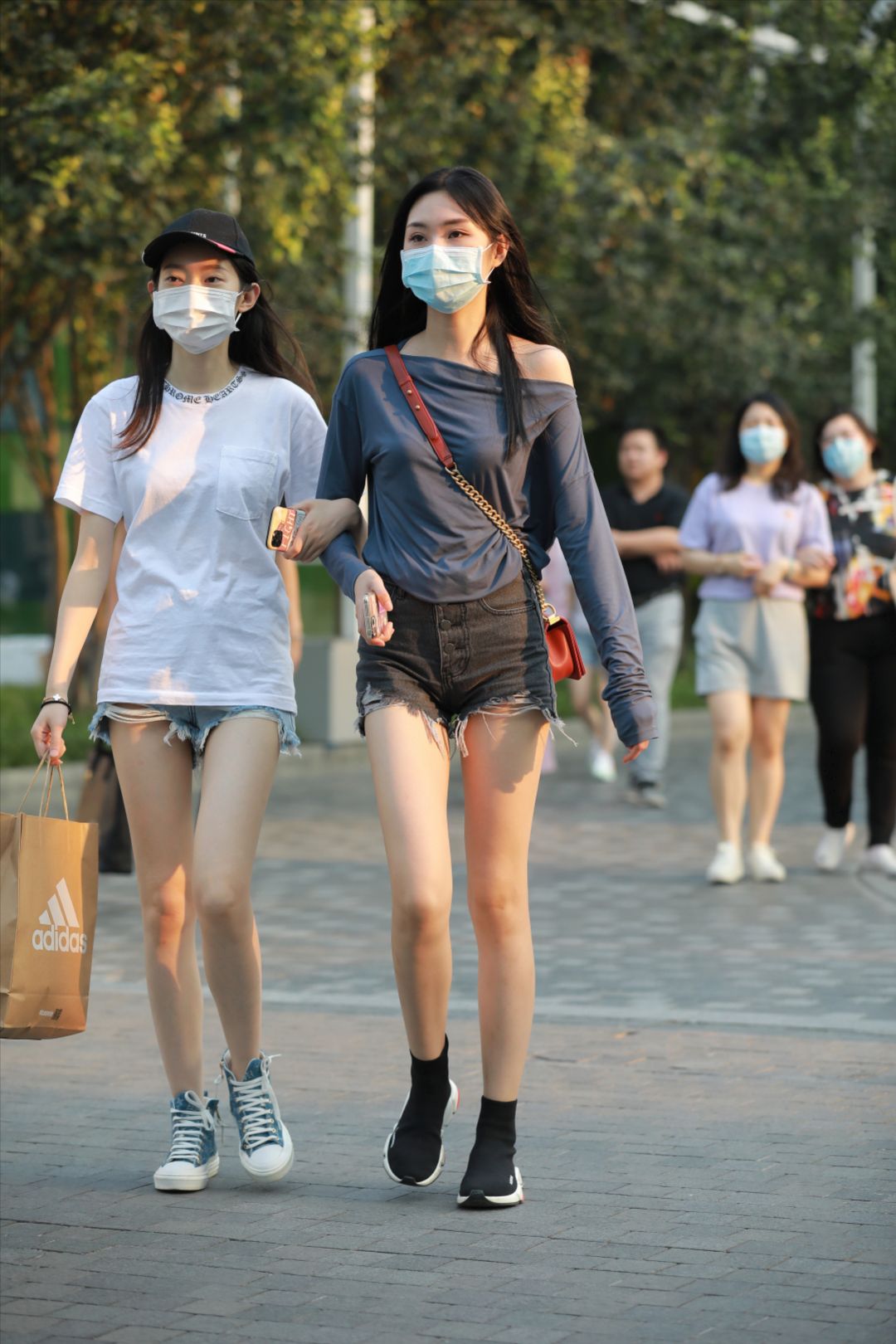 黑色牛仔美腿闺蜜-街拍图满多