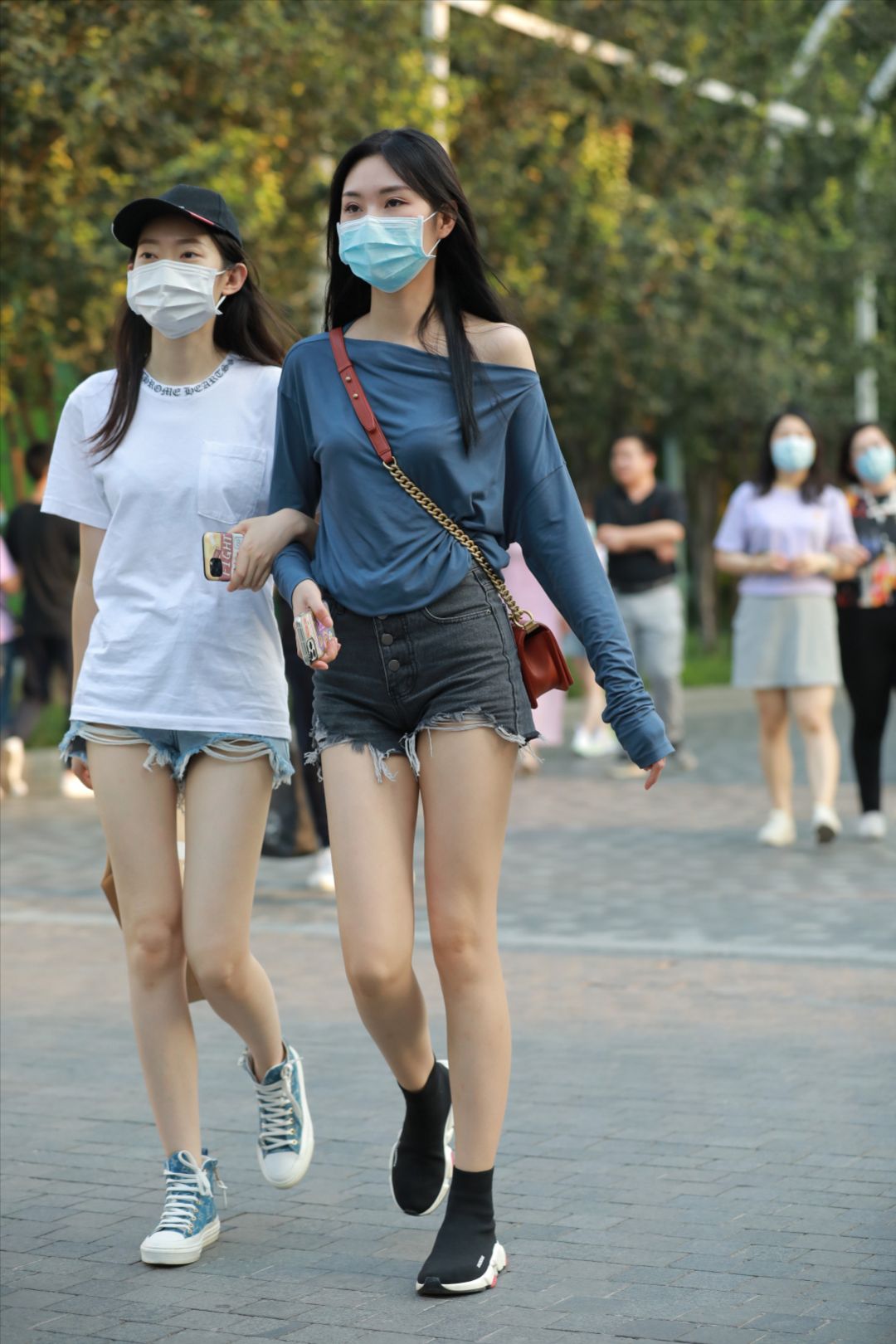 图片[2]-黑色牛仔美腿闺蜜-街拍图满多