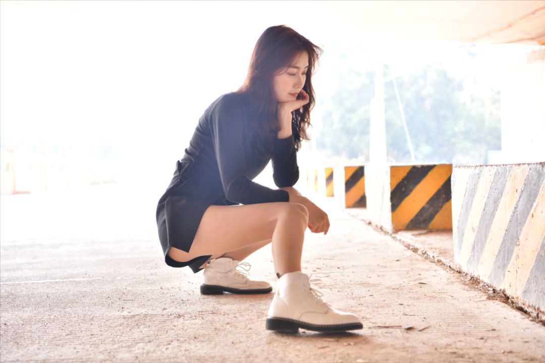 图片[3]-小姐姐扯袜子-街拍图满多