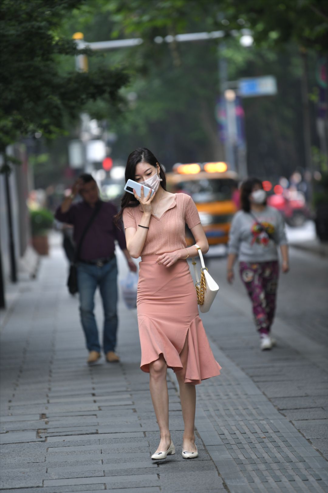 粉色连衣裙小姐-街拍图满多