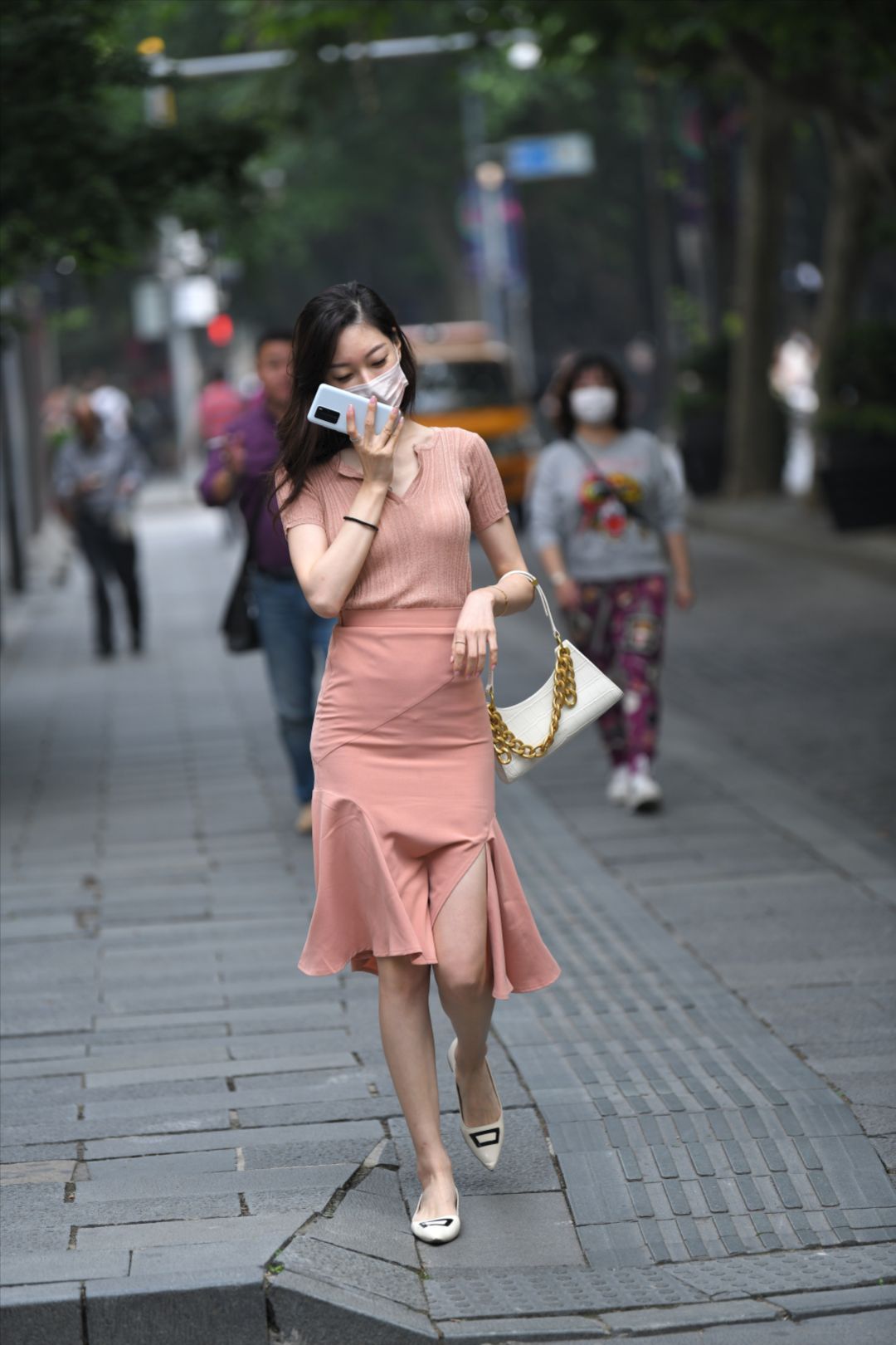 图片[2]-粉色连衣裙小姐-街拍图满多