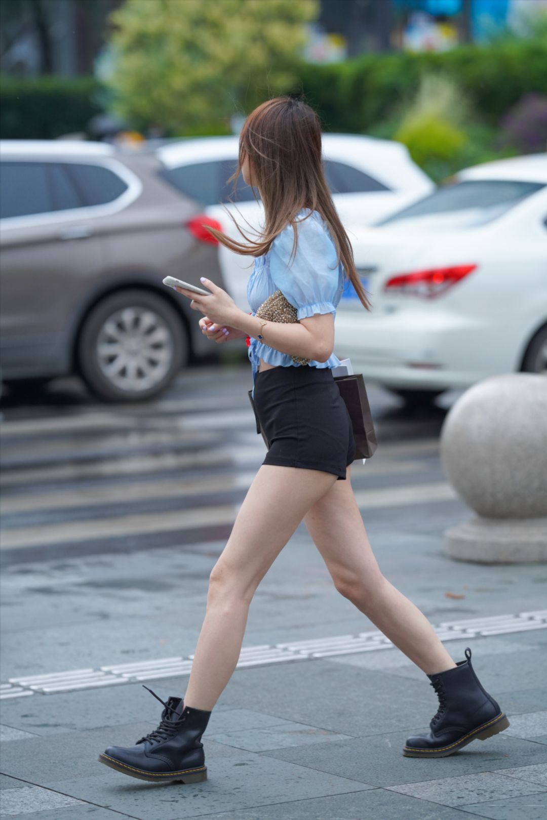 图片[3]-细雨中的黑色热裤美女-街拍图满多