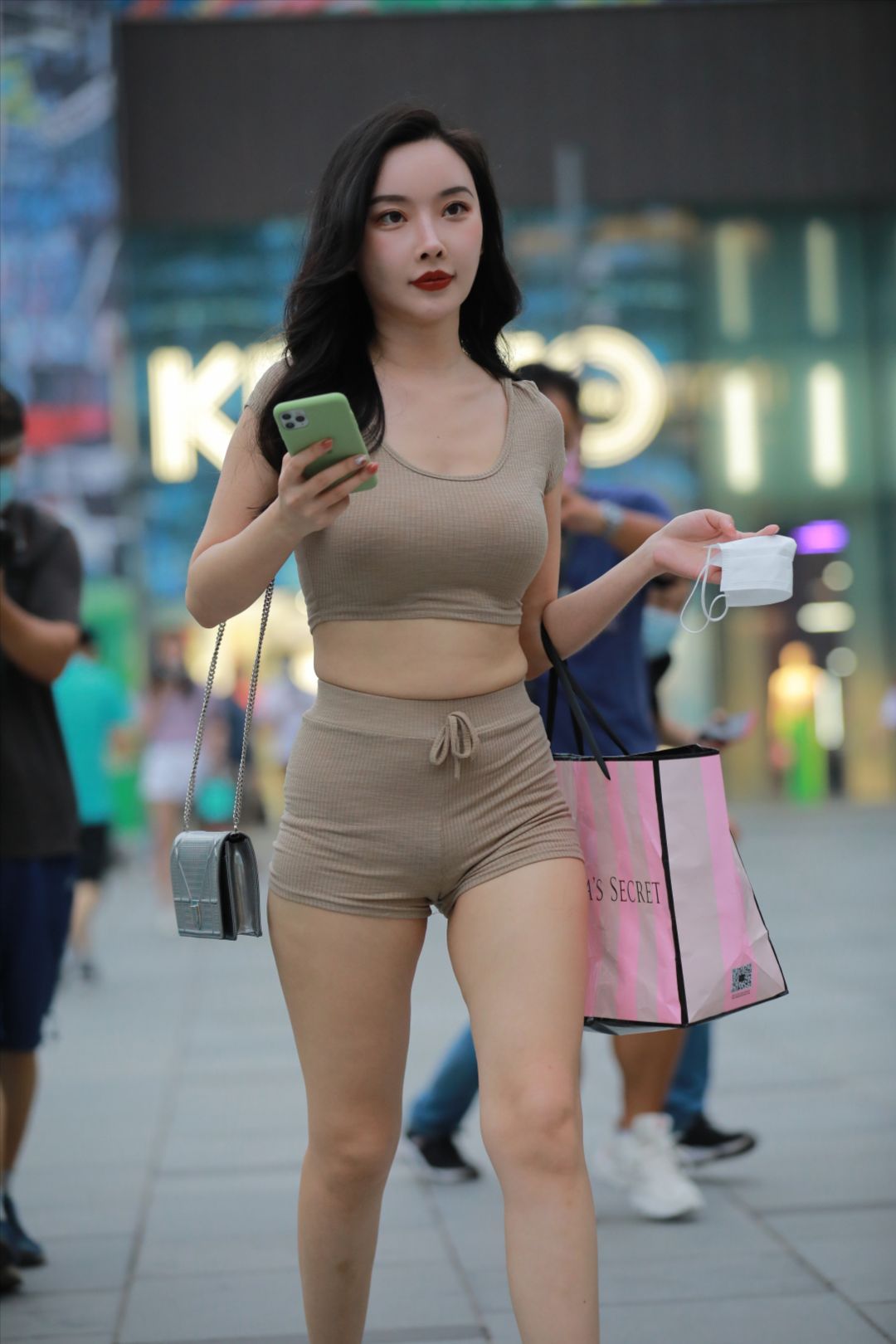 图片[8]-卡其色紧身热裤美女-街拍图满多